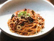 Паста талятели (или фетучини, спагети) със готварска сметана, сос Уорчестър, доматен сок, маслини и кайма
